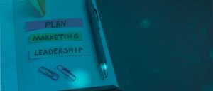 imagem com filtro azul e ao fundo uma agenda com escritas em ingles e uma caneta apoiada