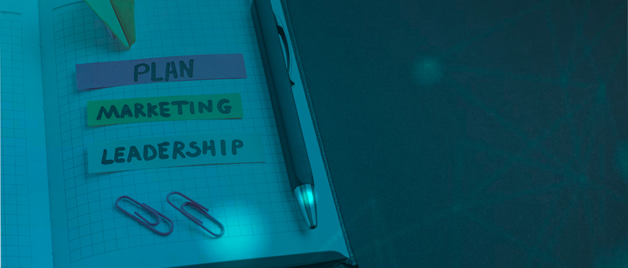 imagem com filtro azul e ao fundo uma agenda com escritas em ingles e uma caneta apoiada