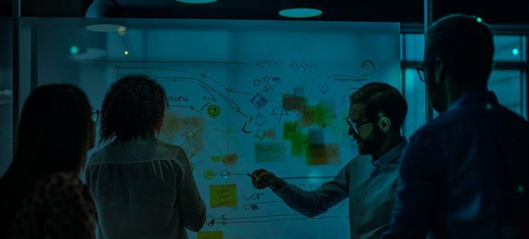 Post BANT pessoas discutem olhando para um quadro com estratégias comerciais, como a BANT