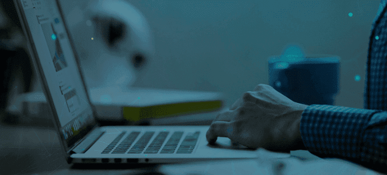 marketplace b2b um empresário está configurando seu marketplace b2b em um computador